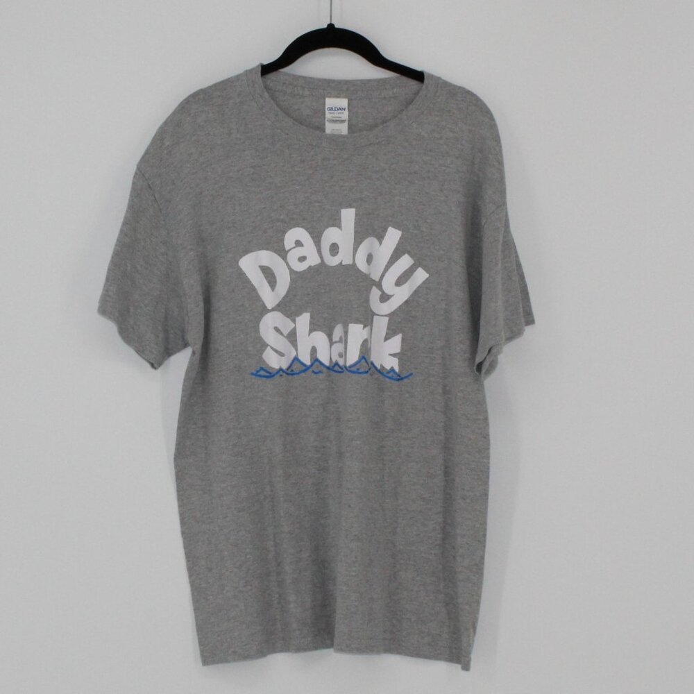 7) Gildan Grey Short Sleeve Graphic T Men Size Large Daddy Shark graphic
